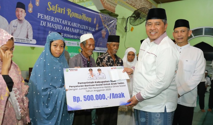 Safari Ramadan di Sungai Apit, Bupati Siak Silaturahmi dan Salurkan Bantuan