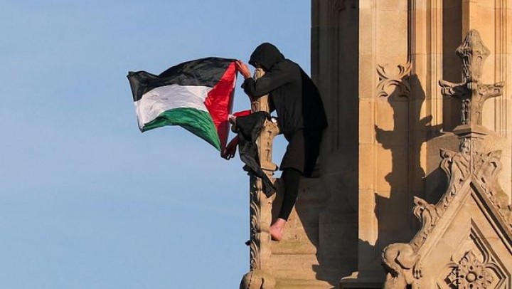 Seorang Pria Kibarkan Bendera Palestina di Menara Jam Big Ben London.