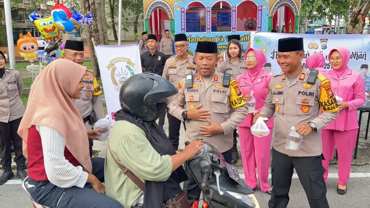 Ramadhan Berkah, Kapolres Kepulauan Meranti & Bhayangkari Berbagi Takjil untuk Masyarakat