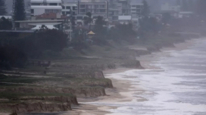 Tampilan umum menunjukkan erosi di Pantai Miami setelah pasir hanyut selama Siklon Tropis Alfred di Gold Coast pada 9 Maret 2025 /AFP