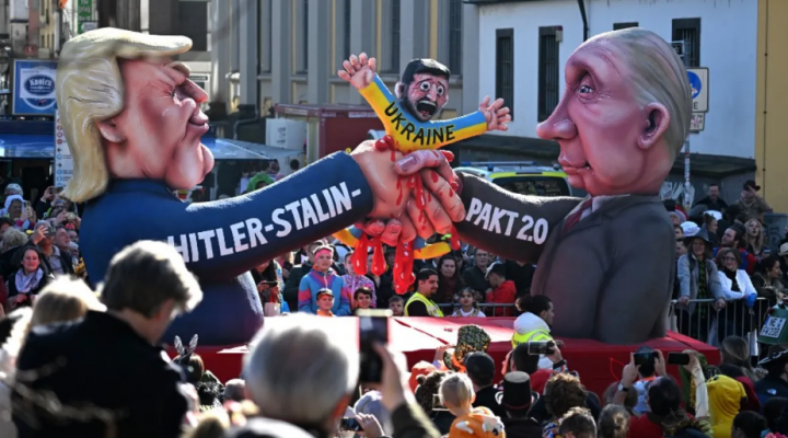 Sebuah kendaraan hias yang menggambarkan Presiden Rusia Vladimir Putin (kanan) dan Presiden AS Donald Trump (kiri) membentuk 'Hitler - Stalin - Pakta 2.0' untuk menghancurkan Ukraina dan Presidennya Zelensky digambarkan selama parade untuk merayakan Senin Mawar (Rosenmontag) di Duesseldorf, Jerman b