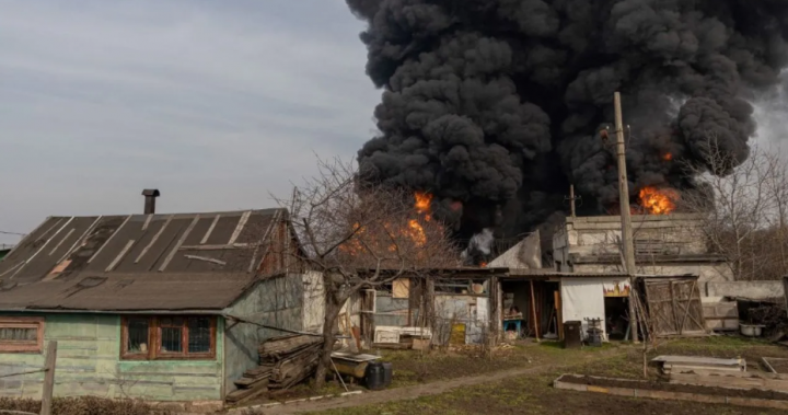 Foto ini menunjukkan kebakaran setelah serangan di pinggiran Odessa di tengah invasi Rusia ke Ukraina /AFP