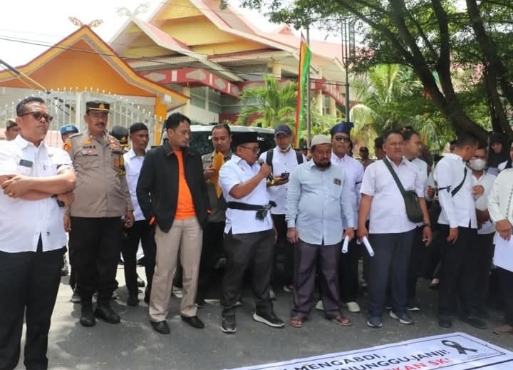 Sekelompok Calon Aparatur Sipil Negara (CASN) dan Pegawai Pemerintah dengan Perjanjian Kerja (PPPK) di Riau menggelar aksi demonstrasi di depan Gedung DPRD Provinsi Riau, Senin (10/3/2025).