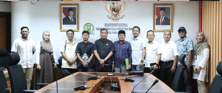 Anggota Komisi II DPRD Provinsi Riau, Iqbal Sayuti, menerima kunjungan kerja dari DPRD Kabupaten Indragiri Hilir (Inhil) di Ruang Rapat Bapemperda DPRD Provinsi Riau, Rabu 5 Maret 2025.