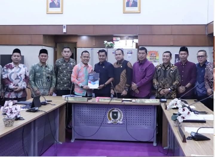 Wakil Ketua III DPRD Provinsi Riau, Budiman Lubis, bersama Komisi I DPRD Provinsi Riau, menggelar Rapat Dengar Pendapat (RDP) dengan Komisi Penyiaran Indonesia Daerah (KPID) Riau. 4 Maret 2025.