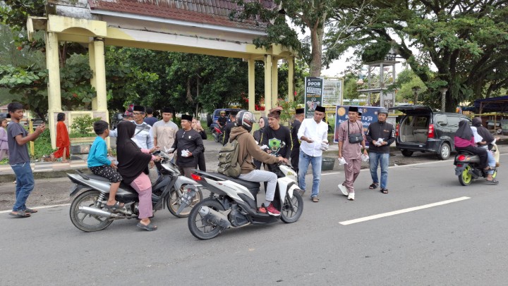 PT SLB dan LAMR Tameng Adat Berbagi Takjil Pada Ramadhan 1446 H ke Masyarakat 