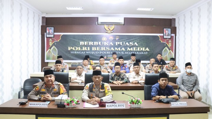 Polres Kep Meranti Dan Awak Media Berbagi Takjil - Buka Puasa Bersama Di Bulan Ramadhan