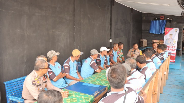 Polres Kep Meranti Gelar Jumat Curhat Bersama Para Buruh Kapal Jelatik Di Bulan Ramadhan