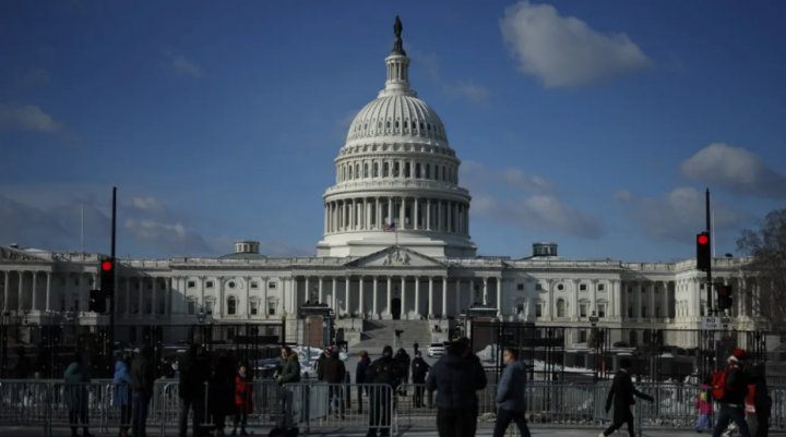 Pemimpin Senat Demokrat Schumer Menentang Partai Untuk Mendukung RUU Pendanaan Trump