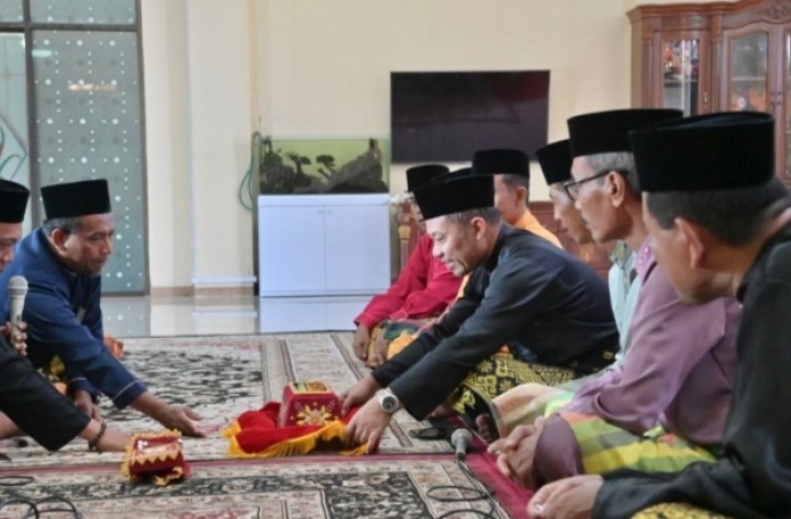 LAMR Jemput Wakil Bupati Bengkalis Secara Adat