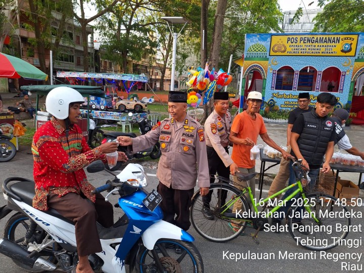 Bulan Penuh Berkah, Satresnarkoba Polres Meranti Bagikan Takjil dan Pererat Silaturahmi dengan Masyarakat