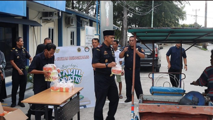 Bea dan Cukai Bengkalis Berbagi Takjil Kepada Warga Masyarakat