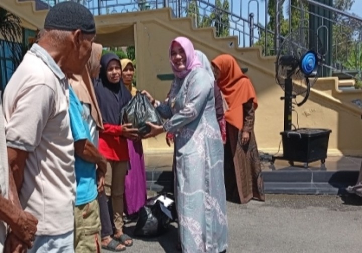 Perdana Dilaksanakan, IKBD Bagikan 162 paket Bapokting Kepada Kaum Dhuafa