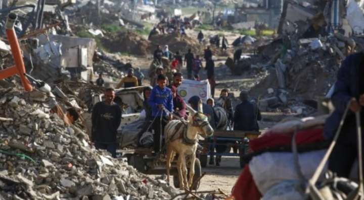 Warga Palestina yang mengungsi yang melarikan diri dari kota al-Mughraqa tiba di kamp pengungsi Nuseirat di Jalur Gaza tengah, pada 18 Maret 2025 /AFP