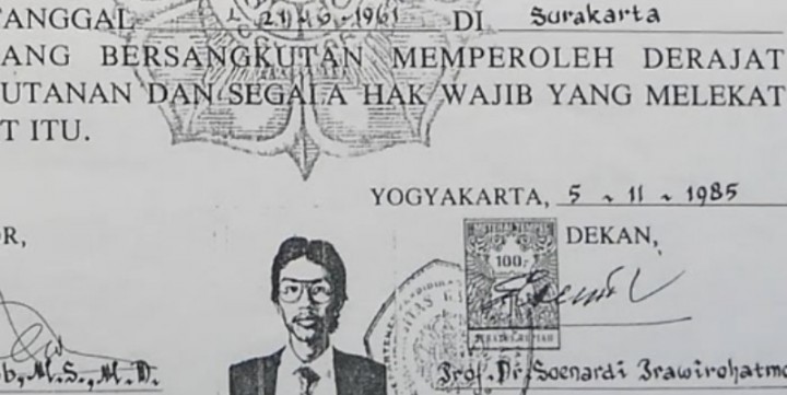 Rektor UGM Ditantang Dokter Tifa Pamerkan Ijazah Jokowi yang Diduga 'Palsu'.