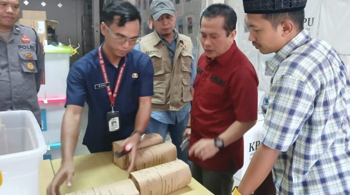 Komisioner Bawaslu Riau Amiruddin Sijaya melakukan pemantauan persiapan PSU pilkada Siak 