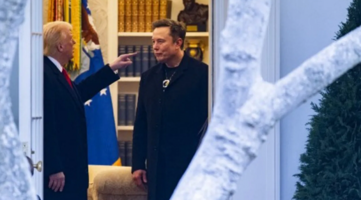 Presiden AS Donald Trump dan Elon Musk (kanan) berbicara sebelum meninggalkan Gedung Putih dalam perjalanan ke rumahnya di Florida Selatan di Mar-a-Lago di Florida pada 14 Maret 2025 /AFP