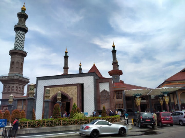 Masjid At Taqwa, Cirebon. Sumber: kumparan.com