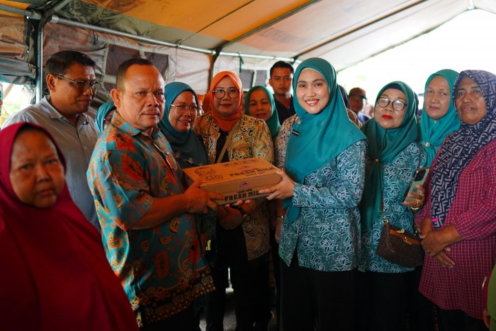 Penyerahan bantuan untuk korban banjir di Teluk Leok