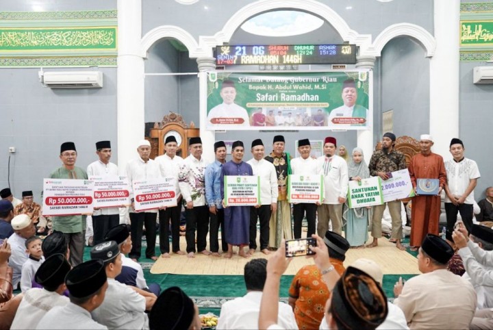 Penyerahan program kemitraan BRK Syariah di Kuansing 