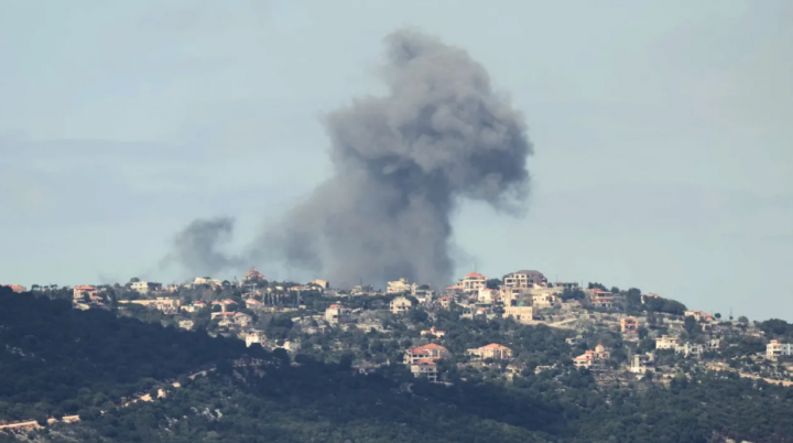 Asap mengepul setelah serangan udara Israel di desa Sejoud, Lebanon selatan, pada 22 Maret 2025 /AFP