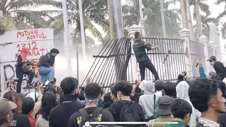 LBH Bandung: 25 orang jadi Korban Kekerasan Aparat di Demo UU TNI .