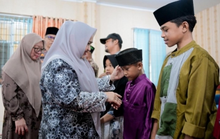 Saat Safari Ramadhan di Pulau Rupat, Bupati Kasmarni Salurkan Bantuan