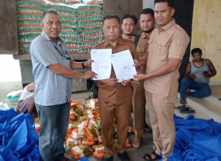 Pengendalian Inflasi Bupati Bengkalis PT BLJ Salurkan Bantuan