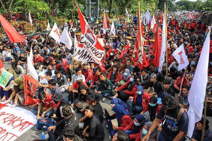 Polisi Bubarkan Aksi Hari Buruh di Depan Gedung DPR Gunakan Water Cannon.