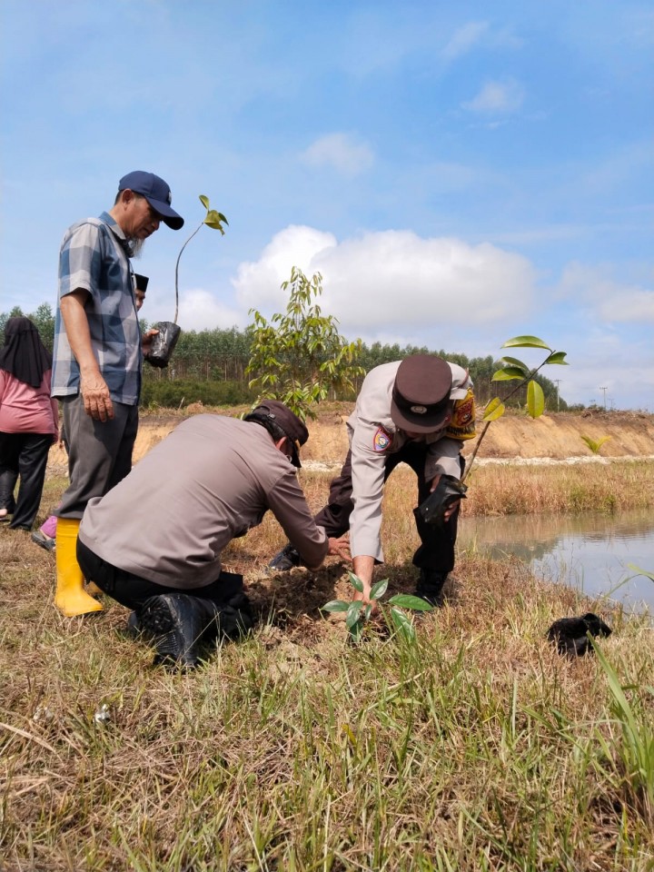 Hijaukan Sungai Kencong: Polsek Tualang, Pemdes & Mahasiswa UIR Tanam Ribuan Pohon Demi Bumi Lestari