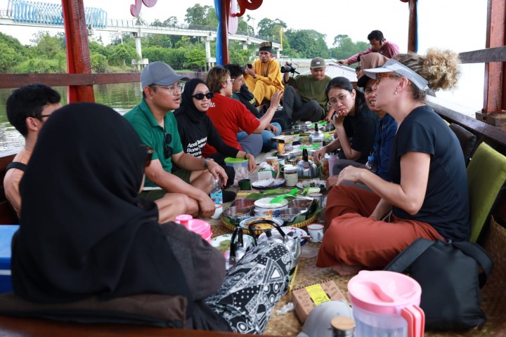 Makan Beghanyut di Sungai Siak: Wisata Unik yang Tawarkan Sensasi Alam dan Sejarah