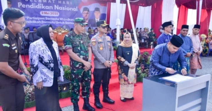 Ketua DPRD Bengkalis Hadiri Upacara Peringatan Hardiknas 2025 di Mandau