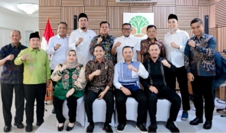 Saat Bersama Menteri Kehutanan RI Bupati Kasmarni Sampaikan Berbagai Usulan Perizinan Hutan
