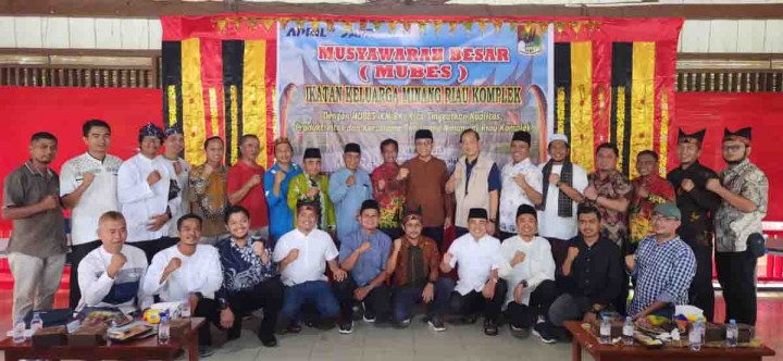 Foto bersama usai Musyawarah Besar (Mubes) Ikatan Keluarga Minang Riau Kompleks (IKMRK) PT Riau Andalan Pulp and Paper (RAPP) 2025, Sabtu (3/5/2025) di Balairung Gedung CD Center, Pangkalan Kerinci, Pelalawan