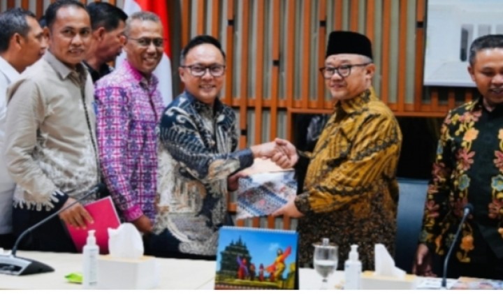 Melalui Sekda, Bupati Bengkalis Serahkan Dokumen Usulan Peningkatan Pendidikan