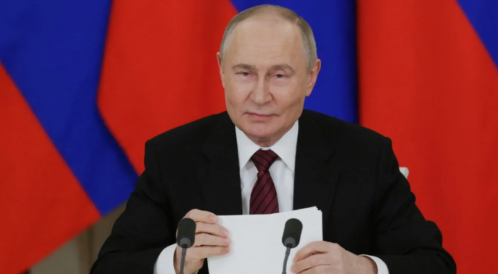 Presiden Rusia Vladimir Putin berbicara kepada media setelah pertemuannya dengan para pemimpin asing di Moskow pada tanggal 11 Mei 2025, selama perayaan ulang tahun ke-80 kemenangan Uni Soviet atas Nazi Jerman dalam Perang Dunia II /AFP