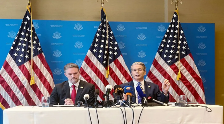 Menteri Keuangan AS Scott Bessent dan Perwakilan Dagang AS Jamieson Greer mengadakan konferensi pers setelah perundingan dagang dengan Tiongkok, di Jenewa, Swiss, 12 Mei 2025 /Reuters