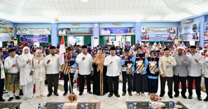 Bupati Kasmarni Lepas JCH Kab Bengkalis Kloter 12 Embarkasi Haji Batam Menuju Madinah