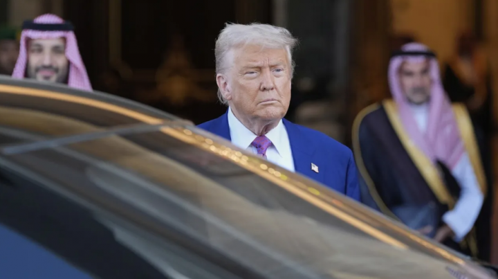 Trump mengatakan dia akan bergerak untuk menormalkan hubungan dan mencabut sanksi terhadap pemerintah baru Suriah /AP