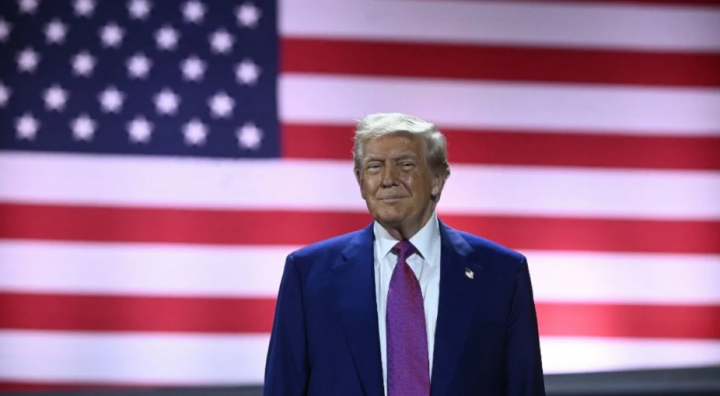 Trump Mendesak CEO Apple Tim Cook untuk Mempertahankan Produksi iPhone di AS