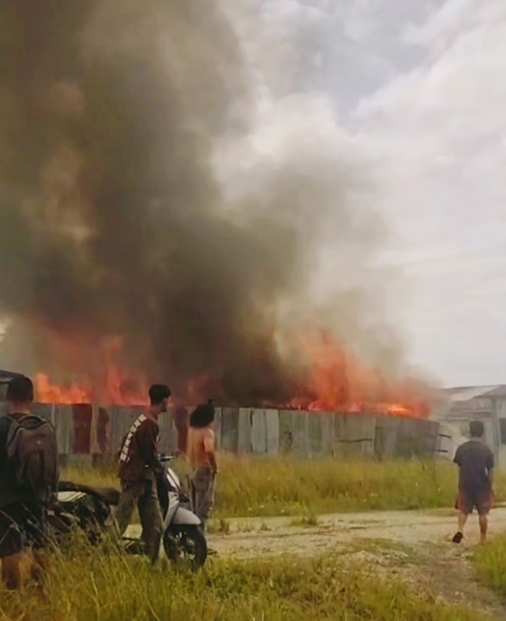 Kebakaran Hebat Landa Mess Karyawan PT Panca Eka di Siak