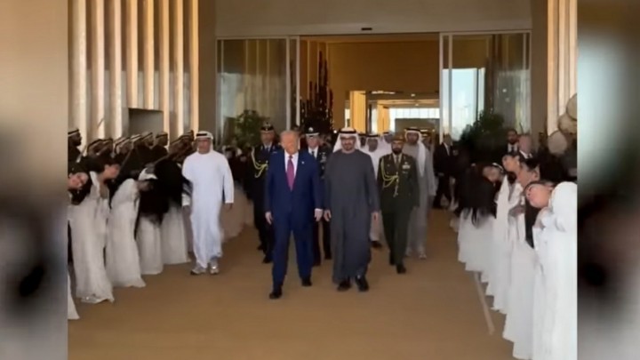 Trump Datang ke UEA, Disambut Tarian Perempuan yang Mengayunkan Rambut Panjangnya