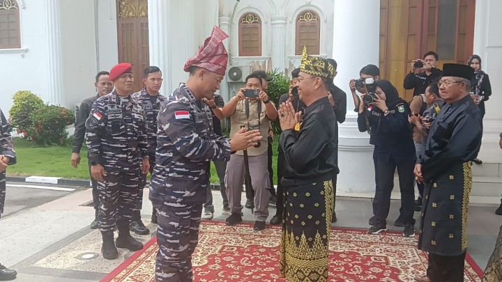 Wabup dan Forkopimda Bengkalis Sambut Kunjungan Danlanal Dumai Dengan Pemasangan Tanjak
