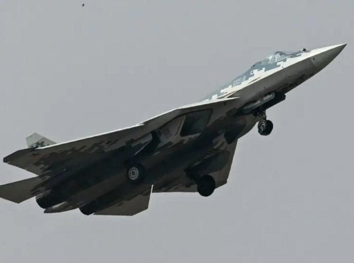 Rusia Meluncurkan Jet Tempur Sukhoi Su-57M yang Terintegrasi dengan AI