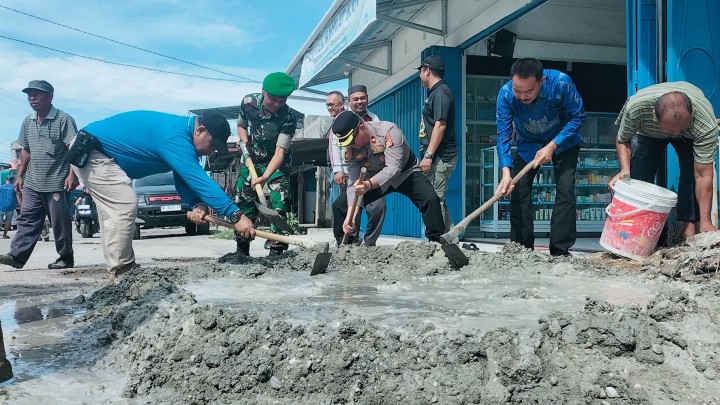 Semangat Hardiknas 2025: Forkopimcam Kandis Kompak Gotong Royong Perbaiki Jalan Sultan Syarif Kasim