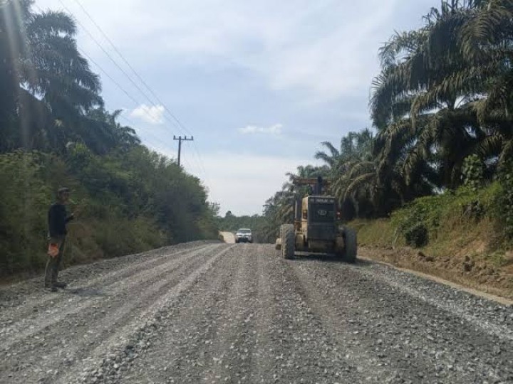 Pemprov Riau Perbaiki Jalan Rusak di Indragiri Hulu Akibat Cuaca Ekstrem