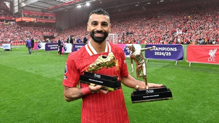 Moment Mo Salah Terharu Bikin Asisten Wasit Menangis usai Liverpool Menang Premier League 2025. 