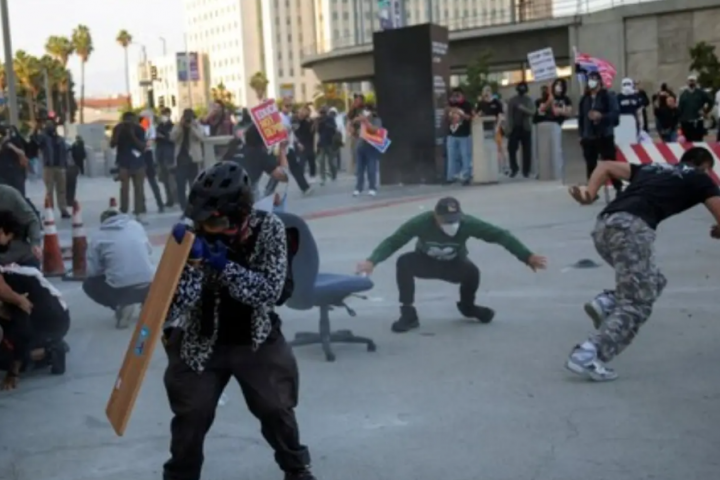 Penggerebekan Imigrasi di Los Angeles: Demonstran Bentrok dengan Petugas Bea Cukai