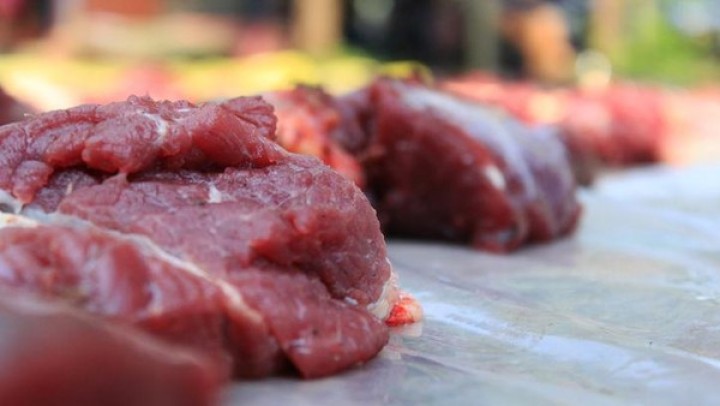 Tips Mengeluarkan Sisa Daging Kurban Beku dari Kulkas Agar Proteinnya Tak Rusak
