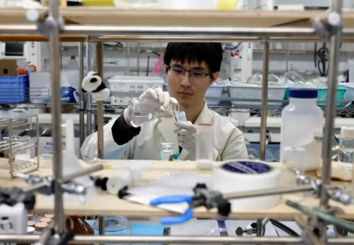 Ilmuwan Jepang Kembangkan Plastik Ramah Lingkungan yang Larut dalam Air, Tawarkan Harapan Lawan Polusi Global